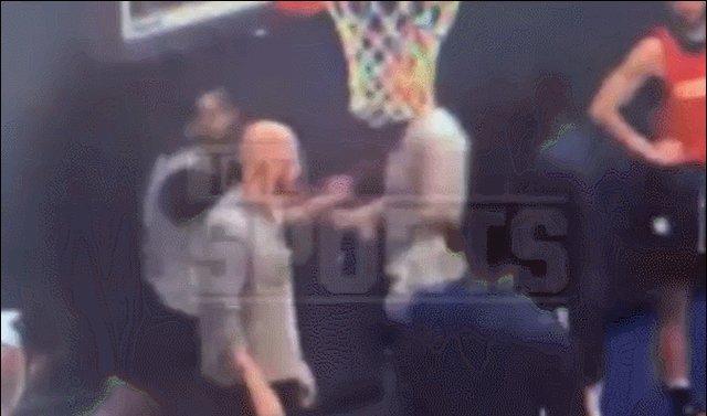 V站体育比分-【观察】格林重拳被普尔躲过 结实地砸在了勇士脸上